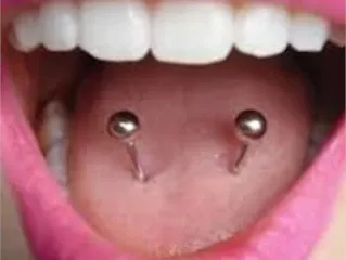 Dos piercings en lengua