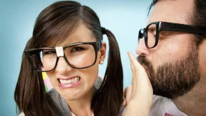 Hombre con mal aliento (halitosis) cerca de una 
              mujer molesta por su aliento